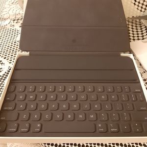 NEW Apple Smart Keyboard Folio for iPad Pro 11